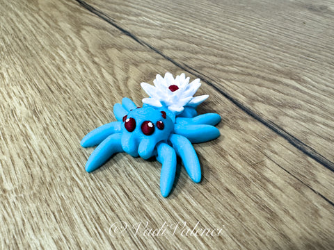 Lichtblaue 3D-gedruckte Spinne mit weißer Seerose und dunkelroten Augen – 5 cm Dekorationsfigur