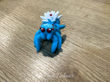 Lichtblaue 3D-gedruckte Spinne mit weißer Seerose und dunkelroten Augen – 5 cm Dekorationsfigur